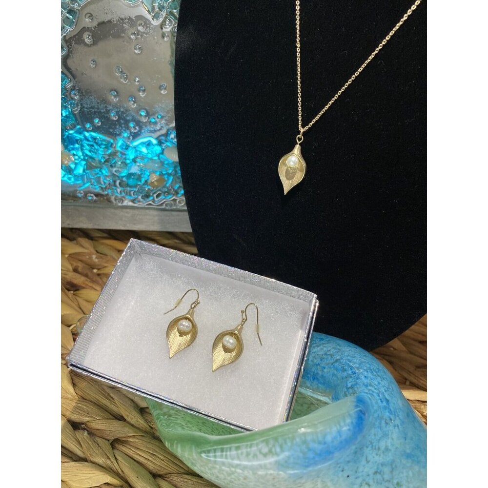 VINTAGE CALLA LILLY NECKLACE AND MATCHING EARRINGS FAUX PEARL BEAUTIFUL - Picture 2 of 7